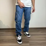 Pantalón tipo cargo confeccionado en denim azul, con corte recto y bolsillos laterales con solapa.