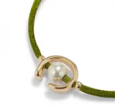 Pulsera de hilo verde oscuro con perla shell y fornitura bañada en oro de 18k.
