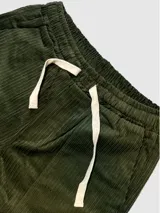 Pantalón de pana verde oliva, corte recto, con cintura elastizada y cordón de algodón.