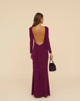 Vestido largo color borgoña, de corte ajustado, con mangas largas y tajo lateral alto.