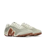 Championes Merrell modelo Relay Fly Vent de perfil bajo, en color verde sage. Presentan una parte superior que combina gamuza y malla transpirable, con un distintivo detalle lateral en forma de M de color marrón. Cuentan con cierre de cordones, plantilla de espuma EVA extraíble y suela de goma.