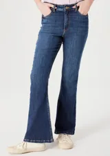 Pantalón de jean azul de corte flare, tiro medio y diseño clásico con bolsillos delanteros y traseros.
