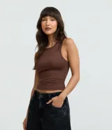 Musculosa básica de poliamida color marrón, con cuello redondo y diseño ajustado.