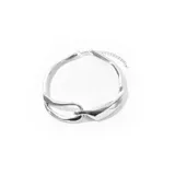 Gargantilla plateada con eslabones gruesos y cierre ajustable.