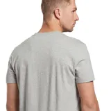 Remera gris de algodón con cuello redondo y logo Reebok estampado en el pecho.