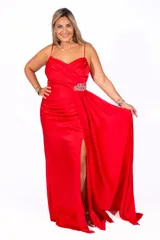 Vestido largo de fiesta color rojo, confeccionado en satén brillante, con breteles finos, escote cruzado, tajo en la pierna y detalle de aplique de pedrería en la cintura.