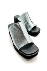 Sandalia de cuero vacuno color azul con plataforma baja de punta cuadrada y una sola faja dividida al medio con detalle de costura.