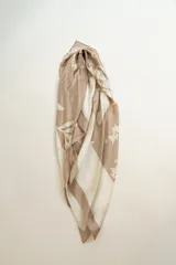 Pañuelo cuadrado de satén con estampado floral en tonos beige y crema.