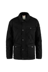 Campera negra acolchada con patrón de rombos, cuello camisero, cierre frontal con botones a presión, cuatro bolsillos frontales con botón a presión y logo de la marca en la manga izquierda.