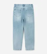 Pantalón de jean corte baggy, color celeste claro con efecto desgastado y estampado de lettering estilo grafiti en color blanco. Presenta cintura con trabillas, cierre frontal con botón y cremallera, y bolsillos laterales y traseros.