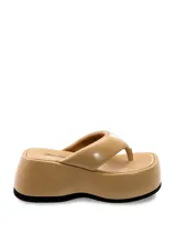Sandalias Jeffrey Campbell modelo Crybaby, color beige, con plataforma y tira de dedo.