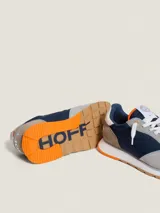 Championes Hoff modelo Delos, con base blanca y suela color caramelo. Capellada combinada en gris, azul marino y naranja.