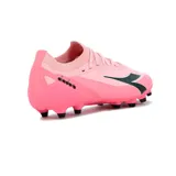 Championes de fútbol Diadora modelo Drop MD, color rosa con detalles en negro. Presentan un diseño con tecnología de tejido en el empeine y suela con tapones para terreno firme.