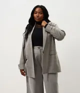 Blazer alargado de sastrería color gris con estampa de cuadros, cuello con solapa, cierre frontal de un botón y bolsillos delanteros con solapa.