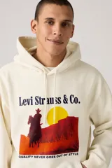 Buzo hoodie color crema de Levi's con estampado de un jinete a caballo frente a un atardecer y el texto "Levi Strauss & Co. Quality never goes out of style".