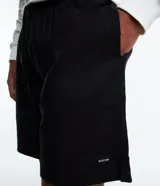 Bermuda verde militar para hombre, confeccionada en tela liviana de viscosa y cáñamo, con cintura elástica, cordón para ajuste y bolsillos laterales.