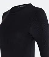 Suéter de punto color rosado, con cuello barco, mangas largas y puños con botones decorativos. El dobladillo también es acanalado.