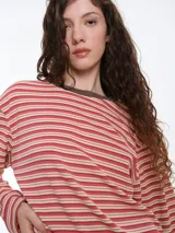 Remera de dormir de corte oversize con estampado de rayas horizontales, confeccionada en algodón con elastano. Presenta cuello redondo en rib de color rojo contrastante y mangas largas.