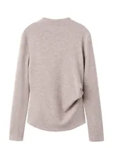 Jersey de punto color gris claro, con cuello alto y manga larga.