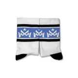 Medias de caña media color blanco, con franja horizontal en celeste y negro en la parte superior que incluye el logo de la marca. Presentan el nombre de la marca estampado en el pie y puntera y talón en color negro.
