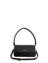 Cartera bandolera Hush Puppies de eco cuero trenzado en color negro, con solapa frontal y detalle de placa metálica dorada con el logo de la marca. Cuenta con correa ajustable y desmontable.