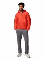 Campera acolchada con capucha, diseñada con tecnología Omni-Shield para repelencia a la humedad y aislamiento térmico Thermarator de poliéster reciclado. Cuenta con cierre frontal, bolsillos laterales con cremallera, protector de mentón y dobladillo ajustable.