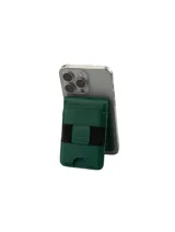 Billetera y soporte MagSafe de cuero genuino verde, con banda elástica negra central, diseñada para acoplarse al teléfono y almacenar tarjetas.