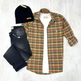 Camisa de manga larga a cuadros en tonos tierra y verde, confeccionada en algodón peinado.