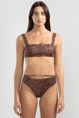 Top de bikini cuadrado estilo bandeau con breteles anchos, confeccionado en tejido jacquard felino con acabado brillante que aporta textura y sofisticación. Cuenta con almohadillas removibles y protección UV50.