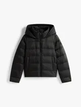 Campera térmica de plumón Tommy Hilfiger, color negro, confeccionada en nailon ligero con acabado repelente al agua. Presenta capucha fija, cuello levantado, cierre frontal de cremallera y puños tejidos acanalados.