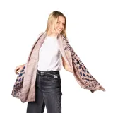 Pashmina de viscosa liviana con estampado floral multicolor y terminación de pompones decorativos en las puntas.