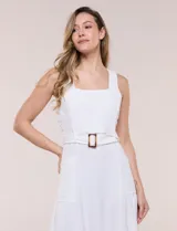 Vestido midi blanco de la marca Nina Leonard, sin mangas y con escote cuadrado. Cuenta con corte en la cintura, bolsillos laterales con solapa, falda fluida con detalle de frunce inferior e incluye un cinturón del mismo género con hebilla carey.