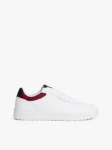 Zapatillas de estilo retro baloncesto Tommy Hilfiger, de corte bajo, confeccionadas en piel y poliuretano. Presentan un diseño en color blanco con paneles en contraste en color granate y azul marino en el talón. Cuentan con suela gruesa de goma, detalle de ventilación en la parte superior y logo de la marca en el lateral y la lengüeta.