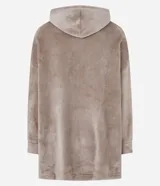 Buzo tipo manta de corte oversize confeccionado en tejido fleece de tacto suave y aspecto peludo. Presenta capucha, mangas largas con puños ajustados y un amplio bolsillo frontal tipo canguro. Incluye un diseño bordado en relieve de una capivara en el frente.