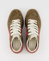Championes urbanos Coolway modelo Goal, color marrón con detalles en rosa y suela de goma.