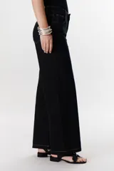 Pantalón de jean blanco de lino strech, corte recto y tiro alto.