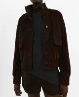 Jersey de punto gris oscuro con cuello alto y mangas largas.
