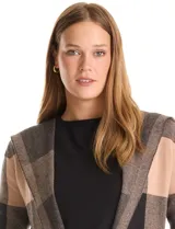 Cardigan abierto con capucha, confeccionado en tejido de punto con diseño a cuadros. Presenta mangas largas, bolsillos frontales aplicados y un lazo de ajuste en la cintura que permite entallar la prenda.