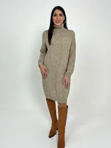 Vestido tipo polerón de tejido de punto grueso, color bordó, con cuello alto, mangas largas y diseño holgado.