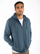 Campera con capucha Kevingston modelo Shadow, color azul, con cierre frontal y amplios bolsillos. Confeccionada en jersey frisado invisible de algodón.