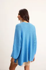 Saco tejido de punto con silueta oversize, color salmón, de manga caída y largo por debajo de la cadera.