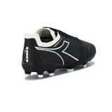 Championes de fútbol Diadora MD Force Pro, color negro con detalles en blanco.