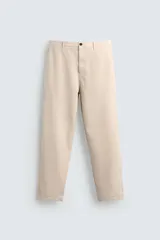 Pantalón de corte recto confeccionado en tejido ligero de algodón con estructura canvas. Presenta bolsillos frontales, bolsillos traseros de vivo y cierre frontal con cremallera y botón.