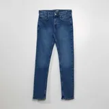 Jean slim de hombre color azul, con cierre de botón y cremallera, y bolsillos delanteros y traseros.