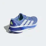 Championes de running Adidas Adistar 4, color azul con detalles en blanco, celeste y amarillo flúor. Presentan un diseño con mediasuela REPETITOR de gran volumen y estructura esculpida en tonos de azul, y tres franjas blancas laterales.