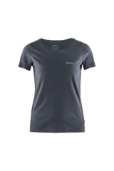 Remera gris de corte clásico con cuello redondo y logo estampado en el pecho.