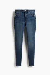 Jean de tiro alto y corte skinny, en denim azul con efecto deslavado y sutil elasticidad. Presenta diseño clásico de cinco bolsillos, trabillas para cinturón y cierre frontal con botón y cremallera.