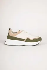 Championes deportivos Paddock Gwayne de mujer, en combinación de colores blanco, tostado y verde militar, con suela chunky blanca y detalles de costuras y paneles superpuestos.