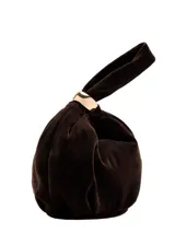 Bolso de mano pequeño confeccionado en terciopelo color marrón oscuro, con diseño fruncido y detalle de aro metálico dorado en el asa.