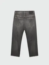 Jeans de hombre de corte recto, tiro medio, color marrón oscuro o negro lavado con efecto piedra. Presentan costuras en hilo amarillo y acabado ligeramente recortado en el tobillo.